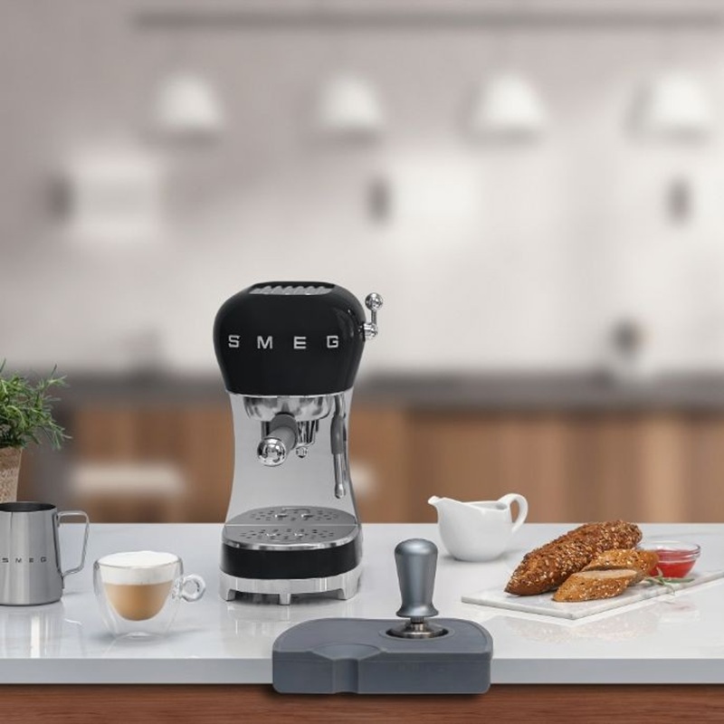 SMEG ECF02BLEU Espresso Coffee Machine (Black)