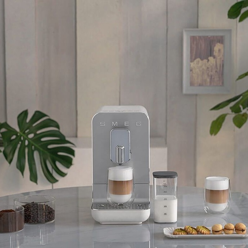 SMEG BCC13WHMEU Automatic Coffee Machine With a Milk System (White Matte)
